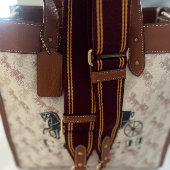 Beautiful Coach bag. - Picture 13 of 14